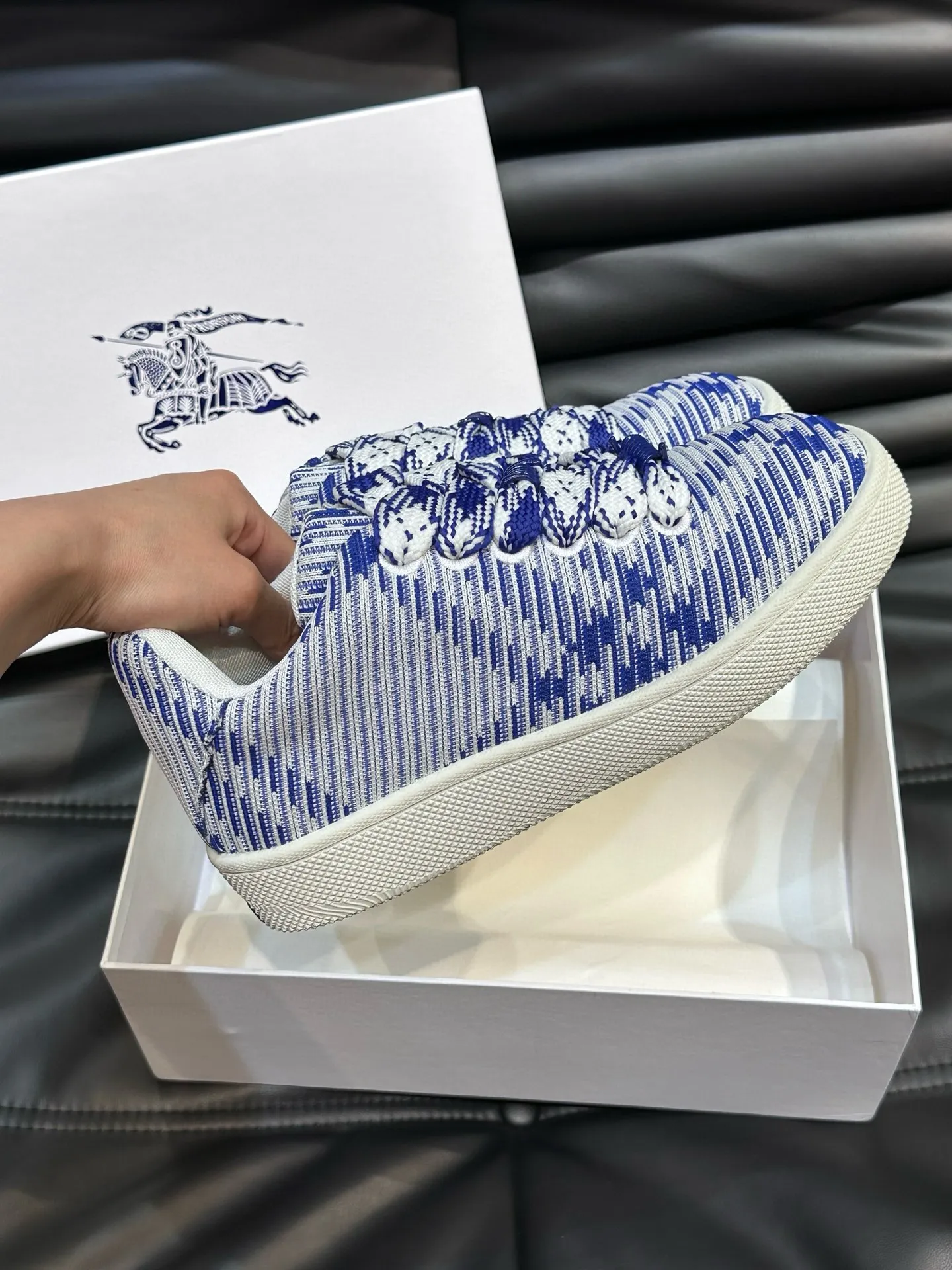 Factory price: 458💰Burberry Box series👫 Thick-soled casual sports shoes for couples, cool sneakers and bread shoes, purchased and developed from the original version, the top version of Box series sports shoes, made of original plaid/knitted fabric, embellished with EKD embossing. Made of mesh lining, the laces are decorated with metal coils, the rubber sole is decorated with the Burberry letter logo, and the original molded 3.5CM two-color T men's shoe 💰U outsole! Code number: 35-45 (35-45 customized)